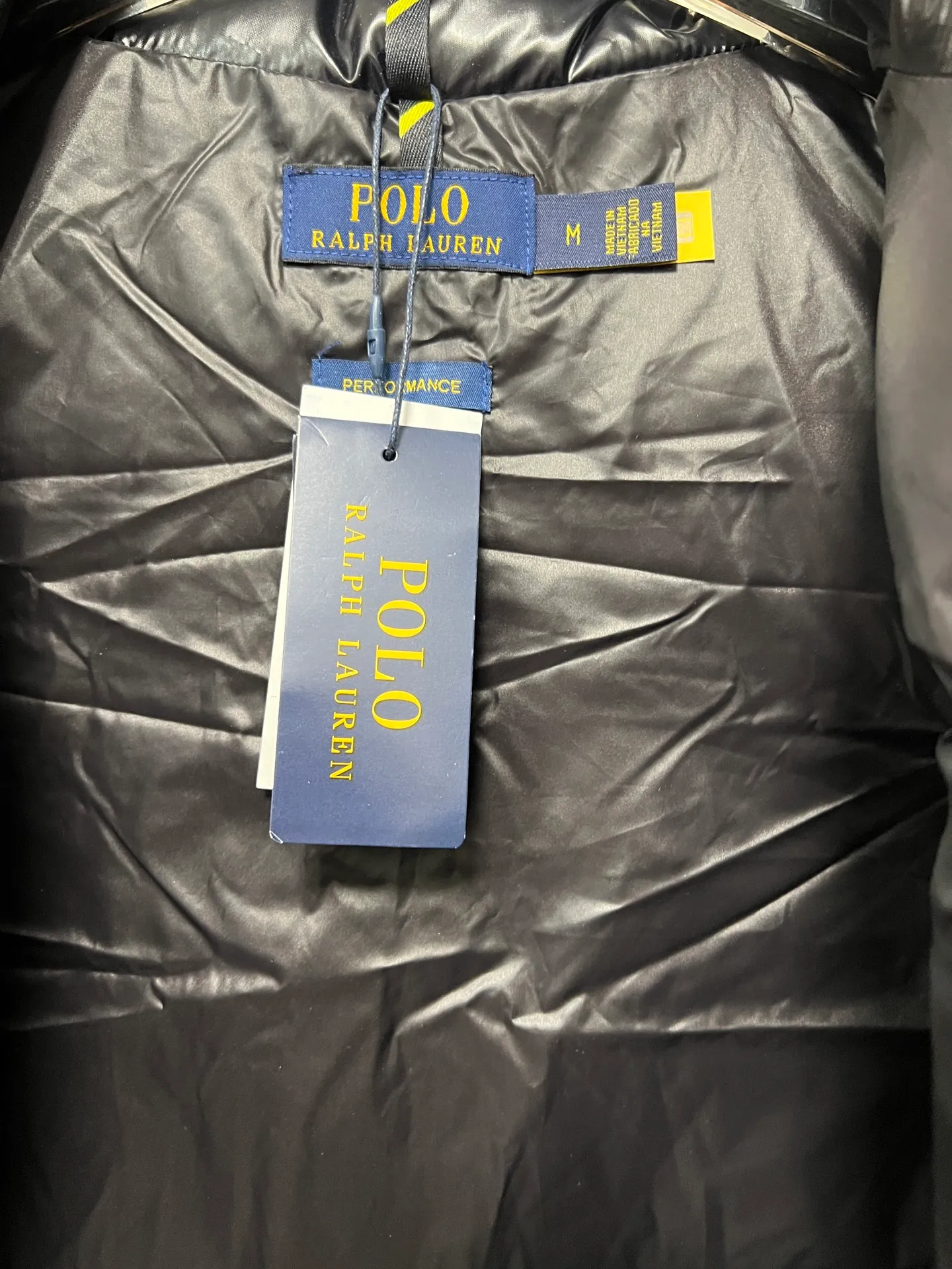 P640 Polo Ralph Lauren 2025 pony embroidered glossy half-high collar down vest. Neat tailoring creates a smart posture, returning to the hustle and bustle of the city. Filled with white duck down, warm and comfortable without being bulky, without losing personality and looking low-key. Original customized fabric with a certain sense of color. Color: glossy black, matte black. Size: S M L XL XXL